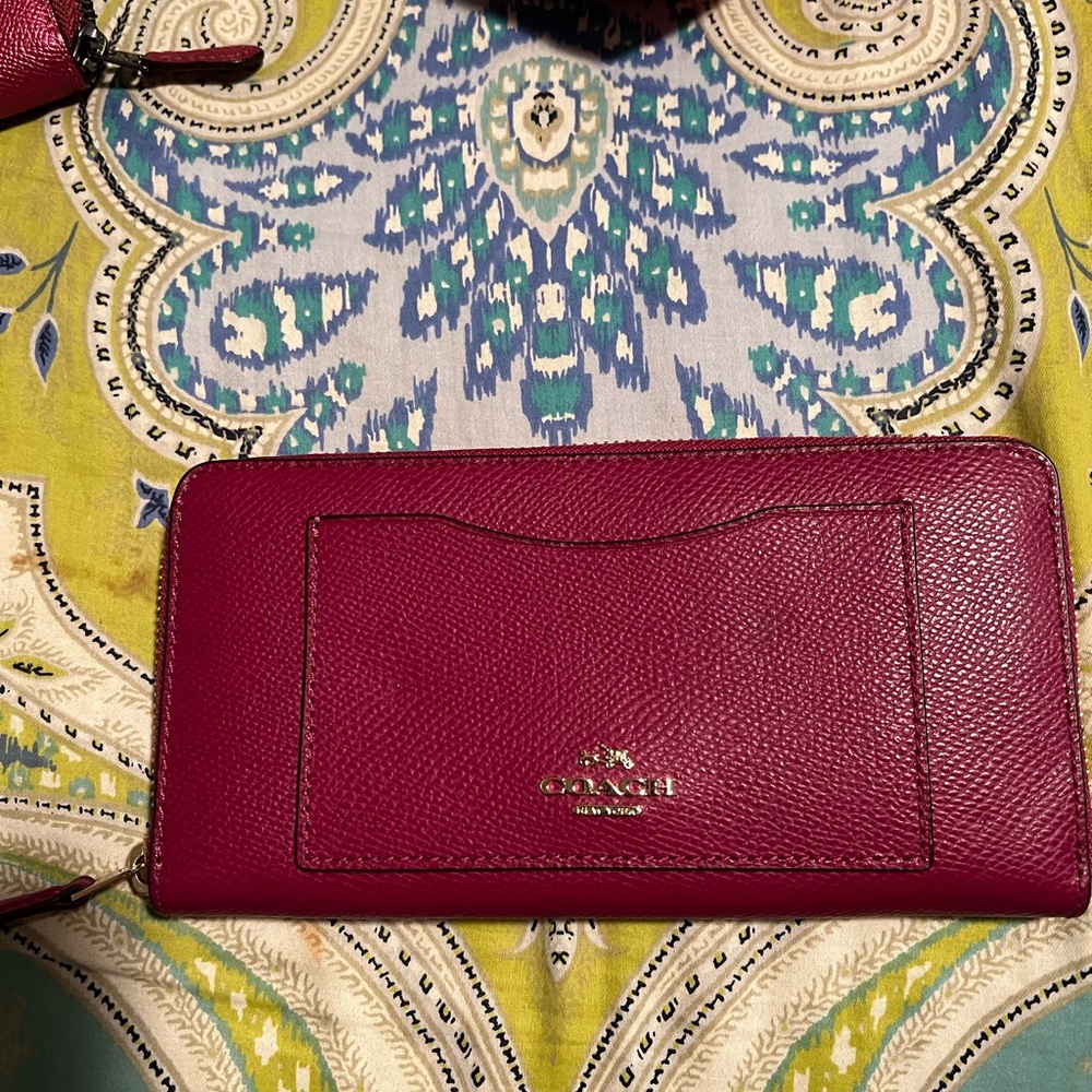 Brand new beautiful coach wallet I would say the color is burgundy.